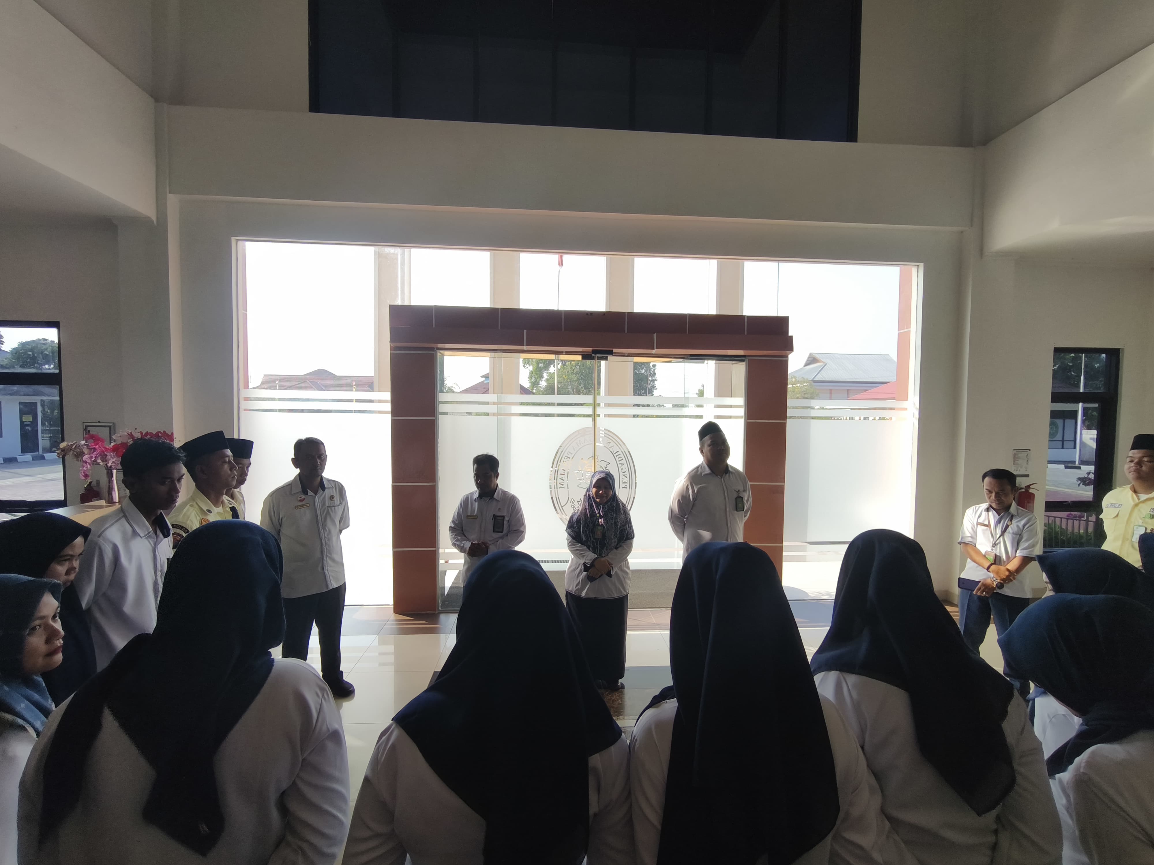 1. Laksanakan Briefing Petugas